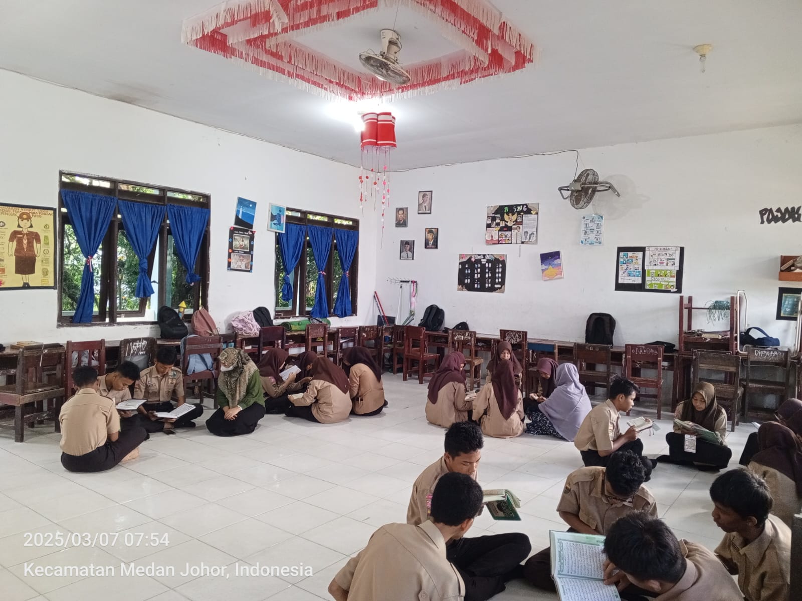 SISWA SMAN 13 MEDAN SEMARAKKAN RAMADHAN DENGAN TADARUS AL QURAN BERSAMA